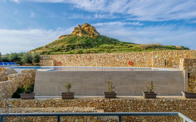 The Hillock North B9