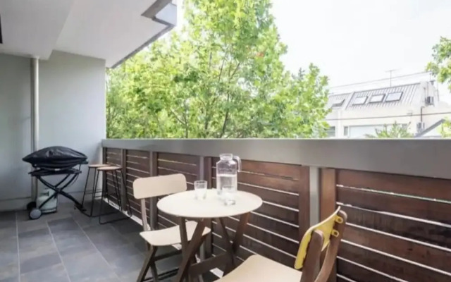 Charming 1BR in Fitzroy w/ Parking, Pool, + Gym!