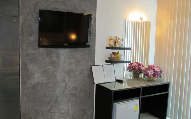 The Front Hotel and Apartment