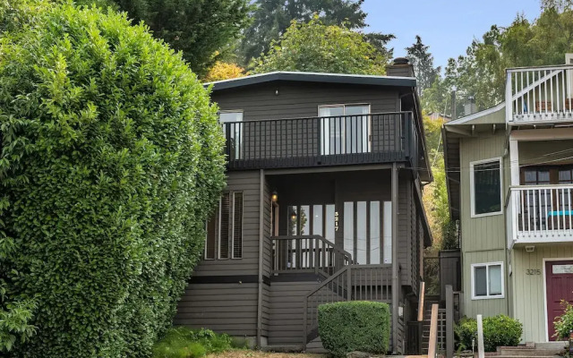 Seattle Vacation Home: The Hawks' Nest