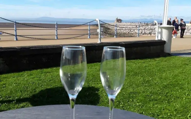 Fabapartment-12pmcheckout-freebubbly-seaside