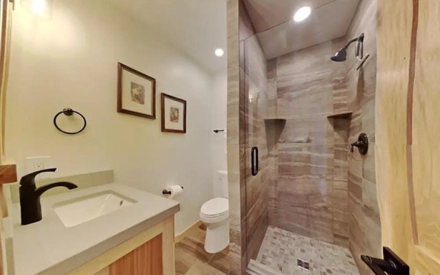 Spacious Condo with Loft, Next to Onsite Ski and Snowboard Rentals! by RedAwning