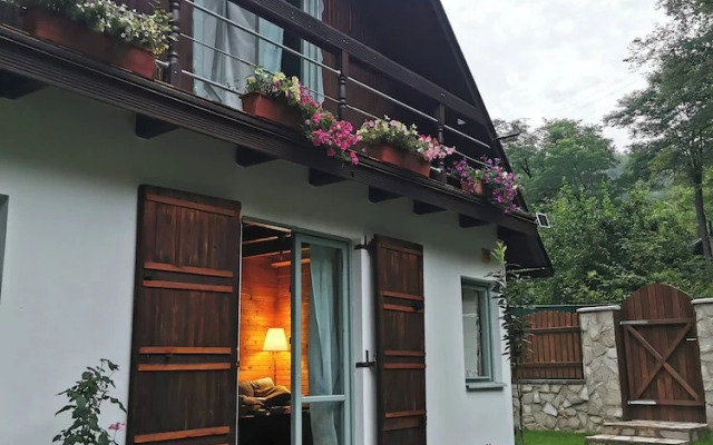 Sunny Wooden House on Creek, 30 Minutes Prague