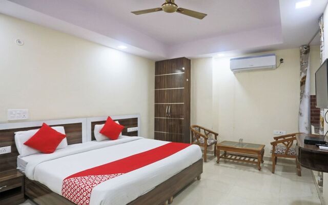 Oyo 13306 Rampal Palace