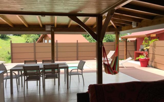 Villa neuve de standing en bois avec piscine