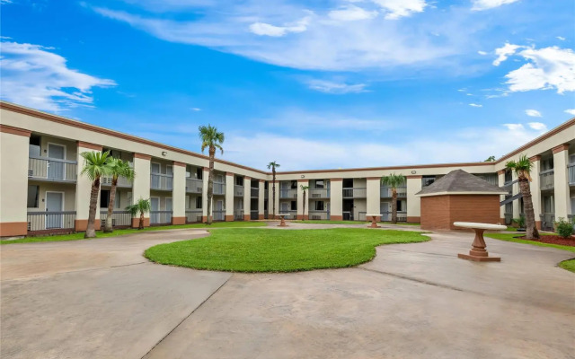 Travelodge by Wyndham New Orleans West Harvey Hotel