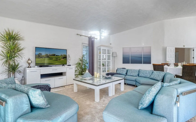 Golfinhos Magnificent Spacious 5 Bedroom Villa