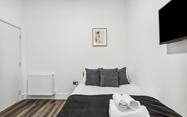 STH Sutherland Avenue Apartment