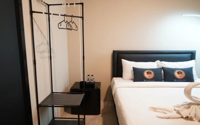 RQ Bangkok Huai Khwang by Collection O