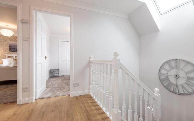 Abbey Villa Central Boutique House with Parking