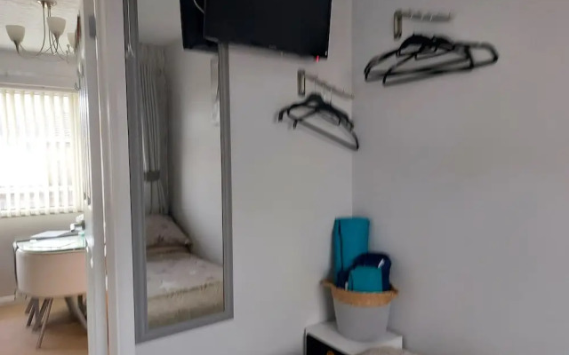 1st Floor Hillview 2 Bedroomed Central Location