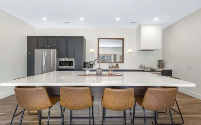 Big Bear Bungalow Stay on Ozark Waterfront