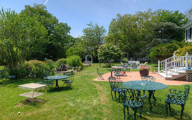 Village Latch Inn Hotel