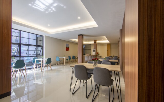 RedDoorz Plus near Ronggowarsito Museum Semarang