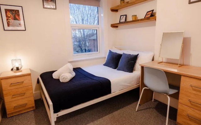 Gloucester-5 Bed Home for Work & Leisure