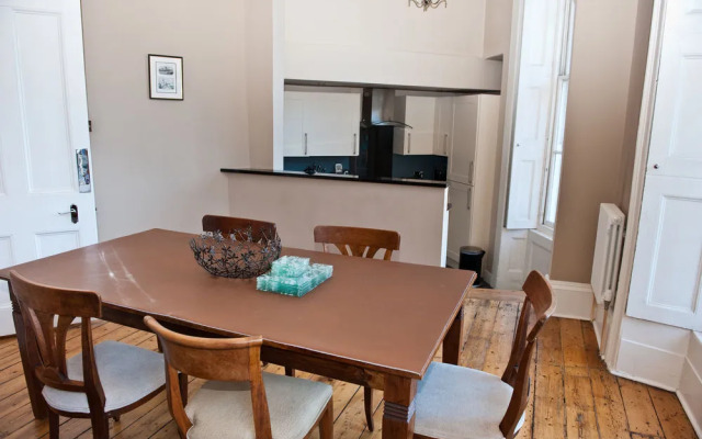 Reizand Apartments, Young St