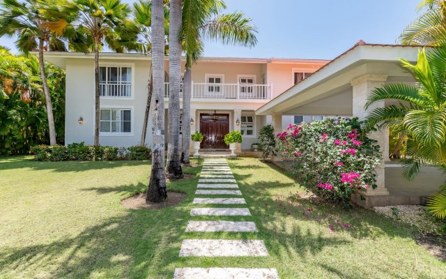 5-star villa near Playa Blanca and Serena Beach – with golf, ping-pong, pool, maid