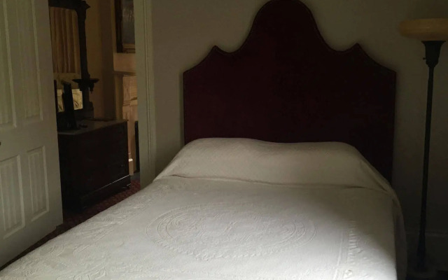 Nine O Five Royal Hotel