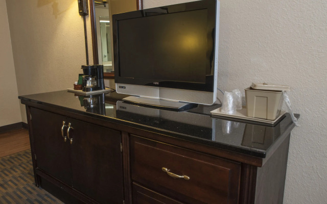 Lamplighter Inn & Suites - North