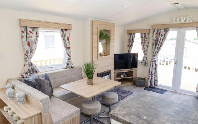 3 Bed New Lodge, Sleeps 4, Pets Welcome