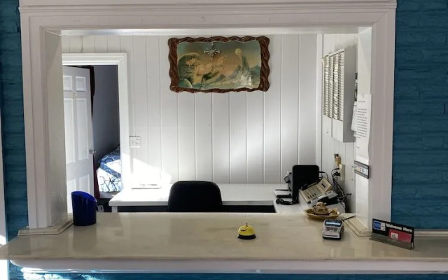Colonial Manor Motel
