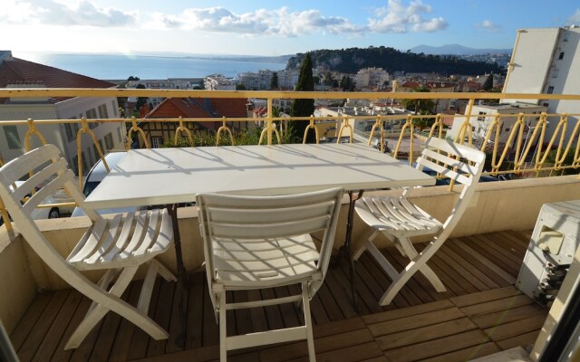 Period apartment 5 persons with Sea View and Parking in Port of Nice