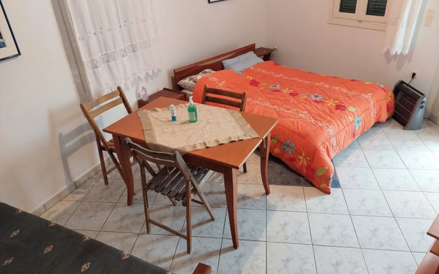 Akrotiri Cosy Studio with Patio and View