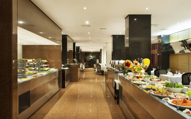 Naoum Plaza Hotel