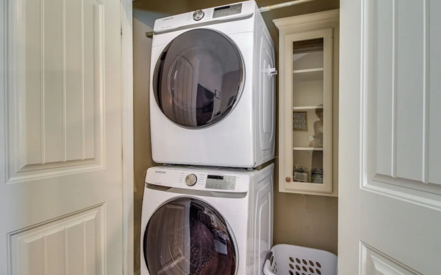 Cozy Savannah Vacation Rental w/ Fenced Courtyard!