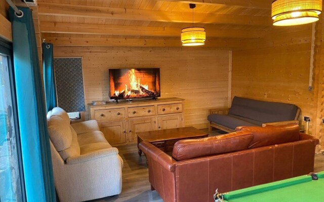 Inviting 2-bedroom Cabin in Ashton Under Hill