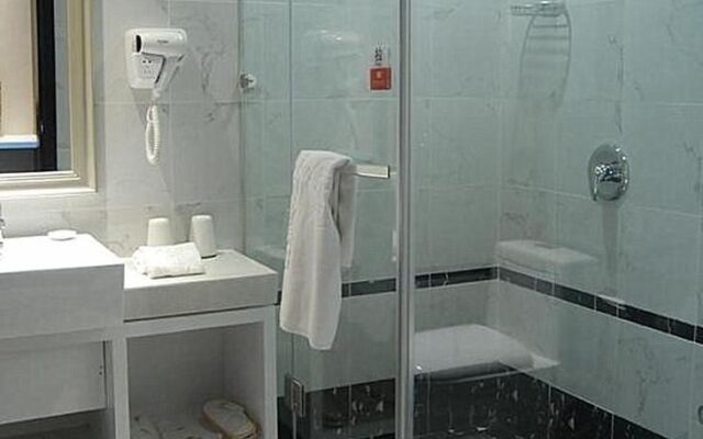 Yancheng Youth Club and Reading Hotel