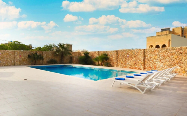 Comfortable Home With hot tub and Communal Pool