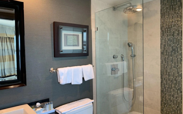 Coast Lonsdale Quay Hotel