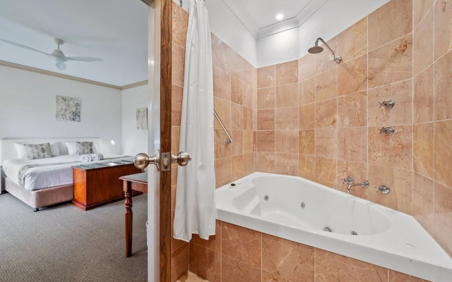 Oasis Inn Ulladulla - Guest 18 Years and Older