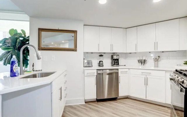 Elegant 2BR Apartment Minutes From DC