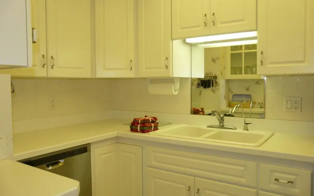 Cozy Beachfront Condo With Pool and Tennis Courts