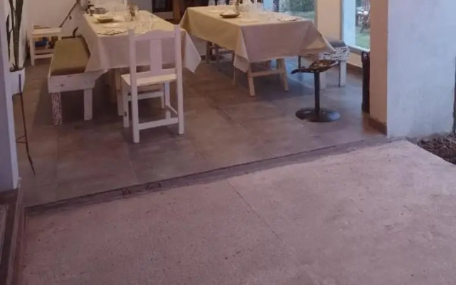 Casa Amplia, Luminosa con Parrilla!