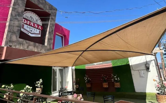 La frontera suites motel