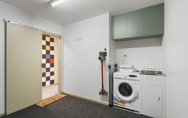 Super Chic Apt nr Albany Mall - Carpark