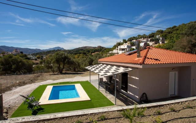 3-bed Villa in Palaioloutra With Private Pool
