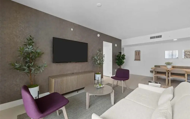 Luxury 2br-2bth Balcony Pool