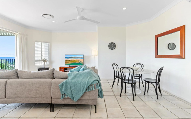 Cosy apartment with ocean views, Sunshine Beach