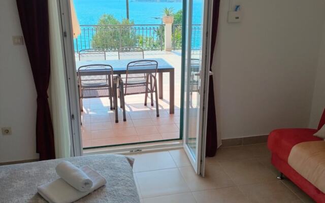 A1 Beachfront apt With big Terrace and sea View