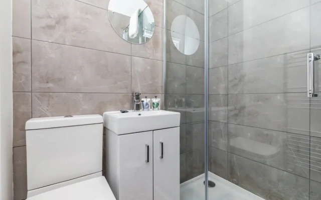 Hazelgrove Apartment | By Huluki Sussex Stays