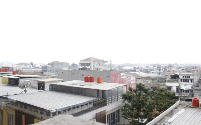 Minimalist 3BR Gateway Cicadas Ahmad Yani Apartment