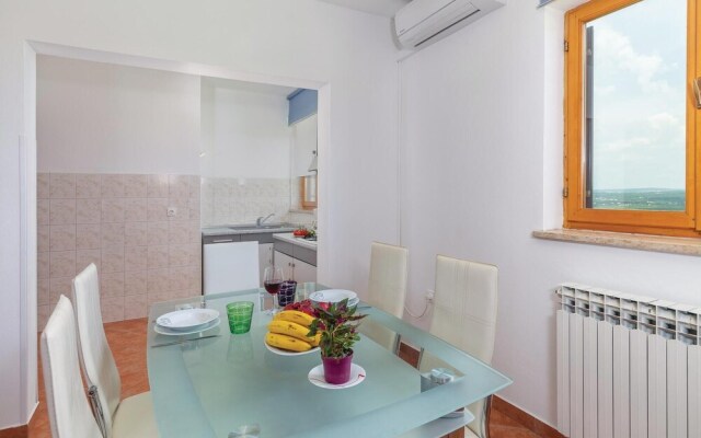 Amazing Home in Labin with WiFi, 7 Bedrooms & Hot Tub