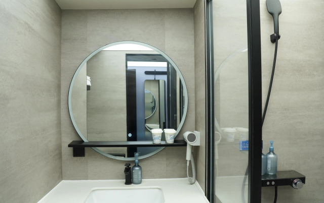 Hanting Express Shanghai Caobao Road Subway Station