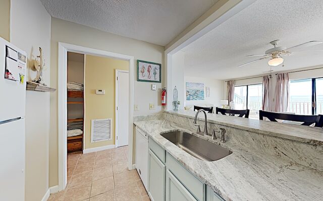 New Listing! Oceanfront W/ Balcony & Pool 1 Bedroom Condo