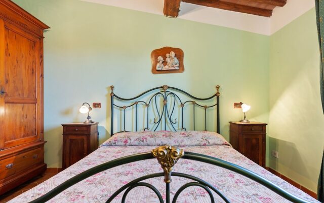 Secluded Holiday Home in Bibbiano With Courtyard