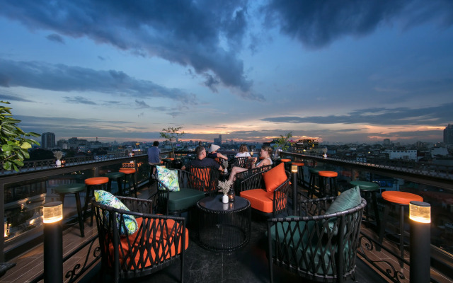 Rising Dragon Legend Hotel